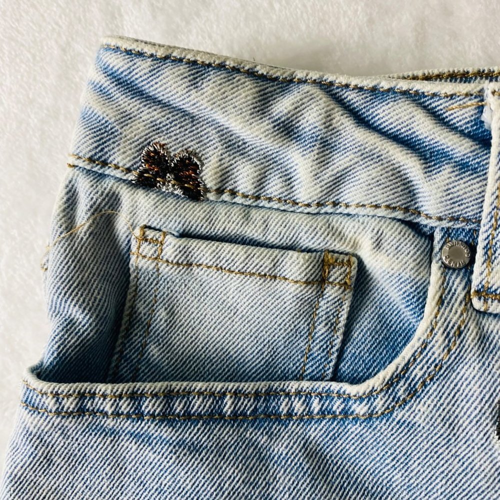 Tinseltown‎ Jean Shorts Junior Sz 5 Blue Distressed Denim Embroidered Butterfly - Picture 3 of 9